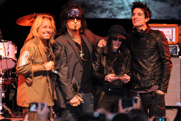 Motley Crue Deliver ‘sex And Hits At ‘the Tour Opener In Virginia