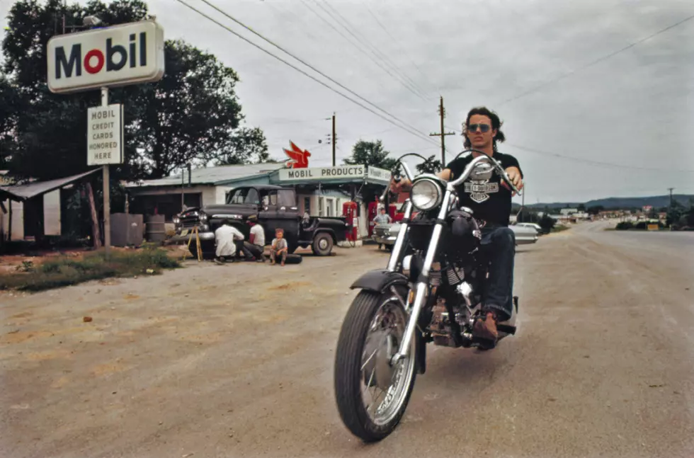 20 Stunning Photos That Perfectly Capture Small-Town Life in ’70s America